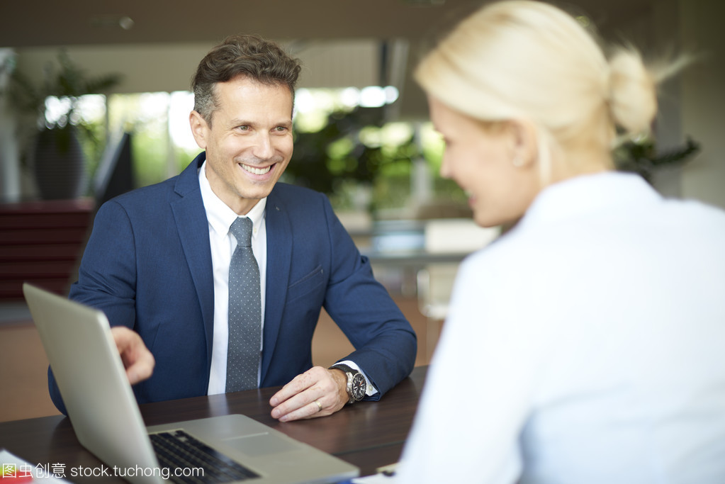 女企業(yè)家如何通過專業(yè)商務(wù)咨詢優(yōu)化客戶端管理策略